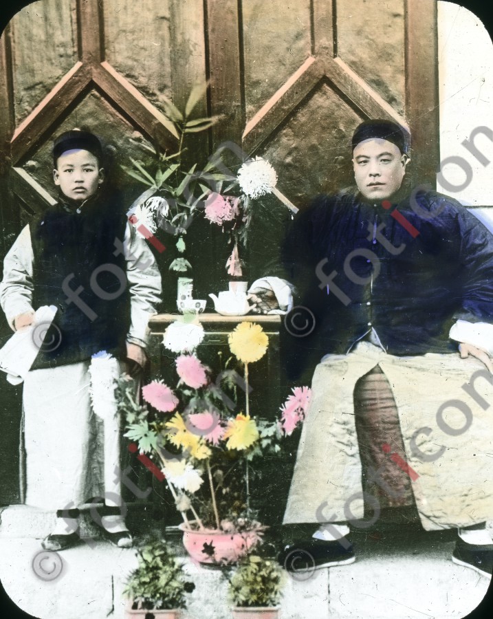 Chinesischer Lehrer mit seinem Schüler ; Chinese teacher with his student (simon-173a-016.jpg)
